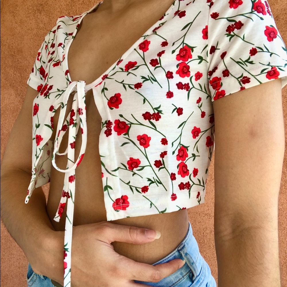 FLORAL DETAIL TOP - Picture 2 of 4
